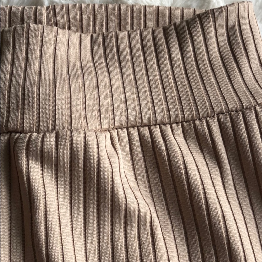 🤎 Pretty Little Thing Ribbed Leggings 🤎 - Picture 3 of 4
